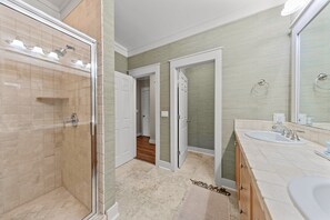 Douche, sèche-cheveux, serviettes fournies