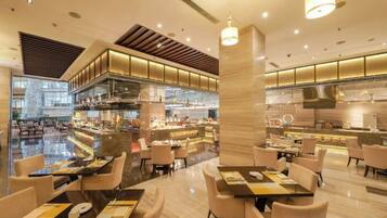 Un restaurante moderno con barra central, varias mesas y un diseño espacioso.
