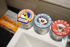 Trois récipients étiquetés sont posés sur un comptoir.