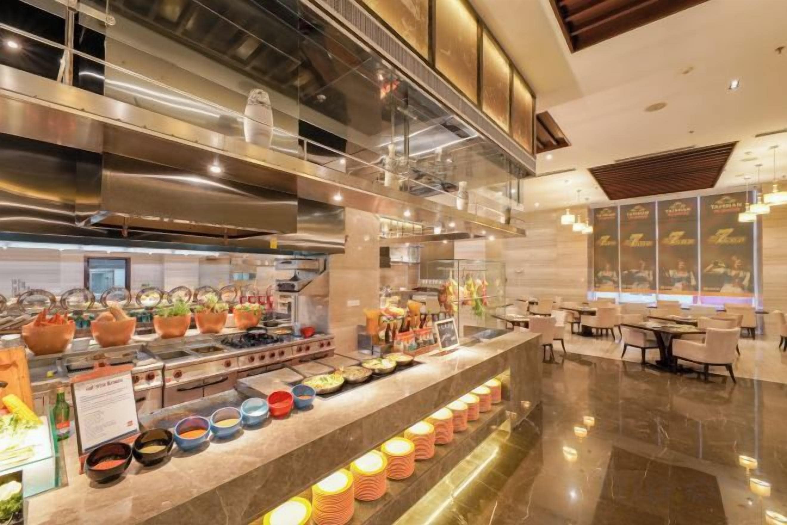 Una hall d'hotel moderna con angolo buffet, posti a sedere e un'ampia finestra.
