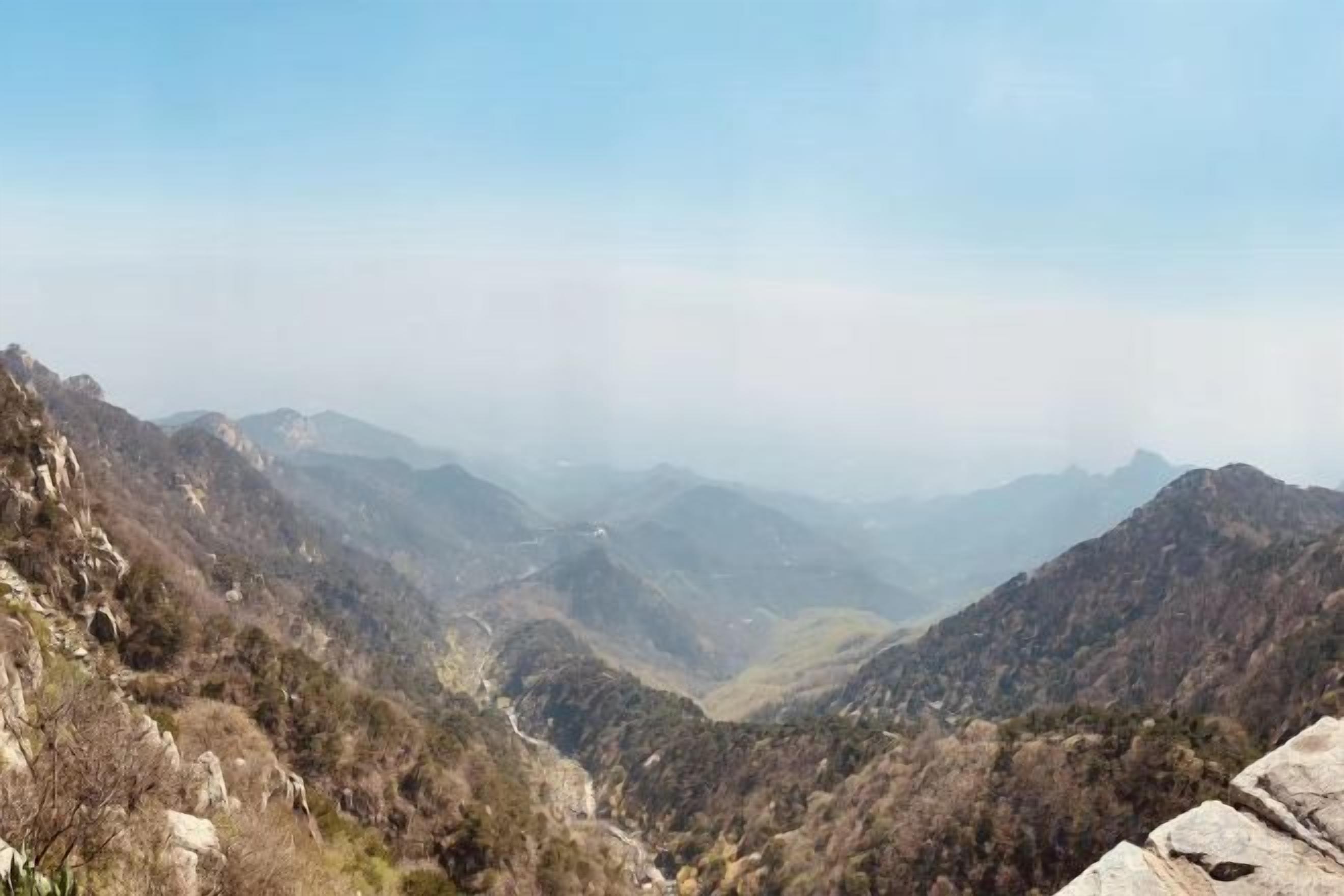 Un paisaje montañoso con un valle.