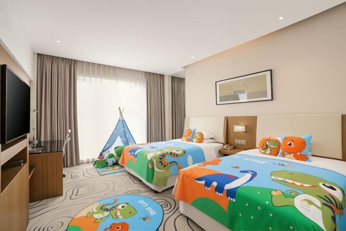 Three Little Dinosaurs Theme Twin Room
