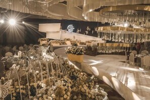 A luxurious interior with a curved reception desk, elegant chandeliers, and floral arrangements. - Juntels Tai'an (Hongmen Branch, Mount Tai Scenic Area) (Tai'an)