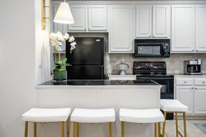 Fridge, microwave, oven, stovetop - The Lorraine, 3BR Stylish Townhome by VelvetDitchVillas (Oxford)