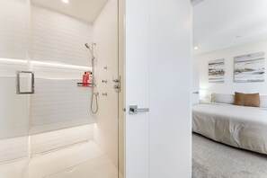 Douche, baignoire à jets, sèche-cheveux, serviettes fournies