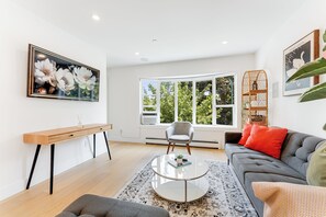 TV - Mid Century Retro 4 Bedroom Home in Central Vancouver (Vancouver)