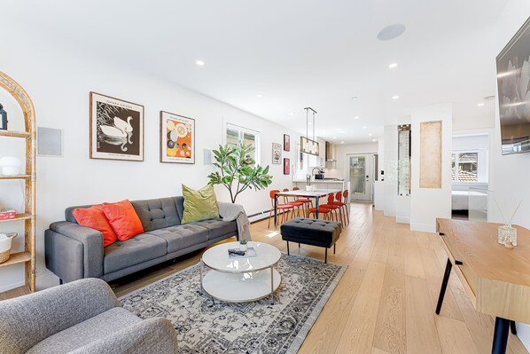 TV - Mid Century Retro 4 Bedroom Home in Central Vancouver (Vancouver)