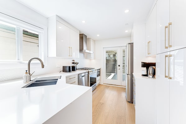 Fridge, microwave, dishwasher - Mid Century Retro 4 Bedroom Home in Central Vancouver (Vancouver)