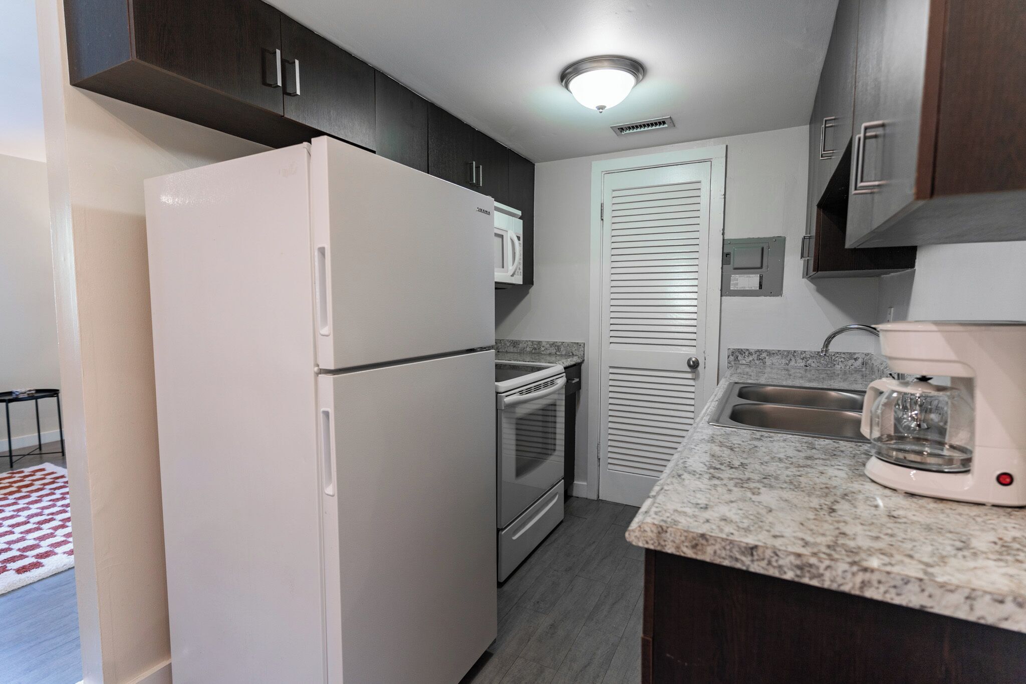 Trendy Walkable Downtown Stay