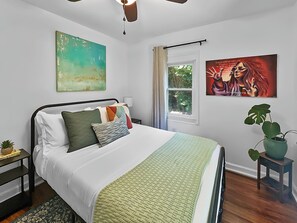 3 habitaciones, escritorio y tabla de planchar con plancha