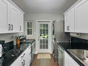 Fridge, microwave, oven, stovetop - Charming family-friendly casita 5 min to downtown, 15 min to beach (Charleston)