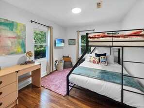 3 Schlafzimmer, Schreibtisch, Bügeleisen/Bügelbrett, Reisekinderbett