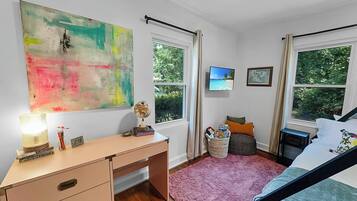 3 habitaciones, escritorio y tabla de planchar con plancha
