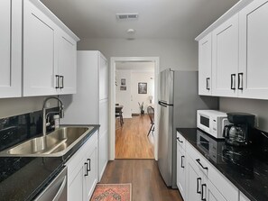 Fridge, microwave, oven, stovetop - Charming family-friendly casita 5 min to downtown, 15 min to beach (Charleston)