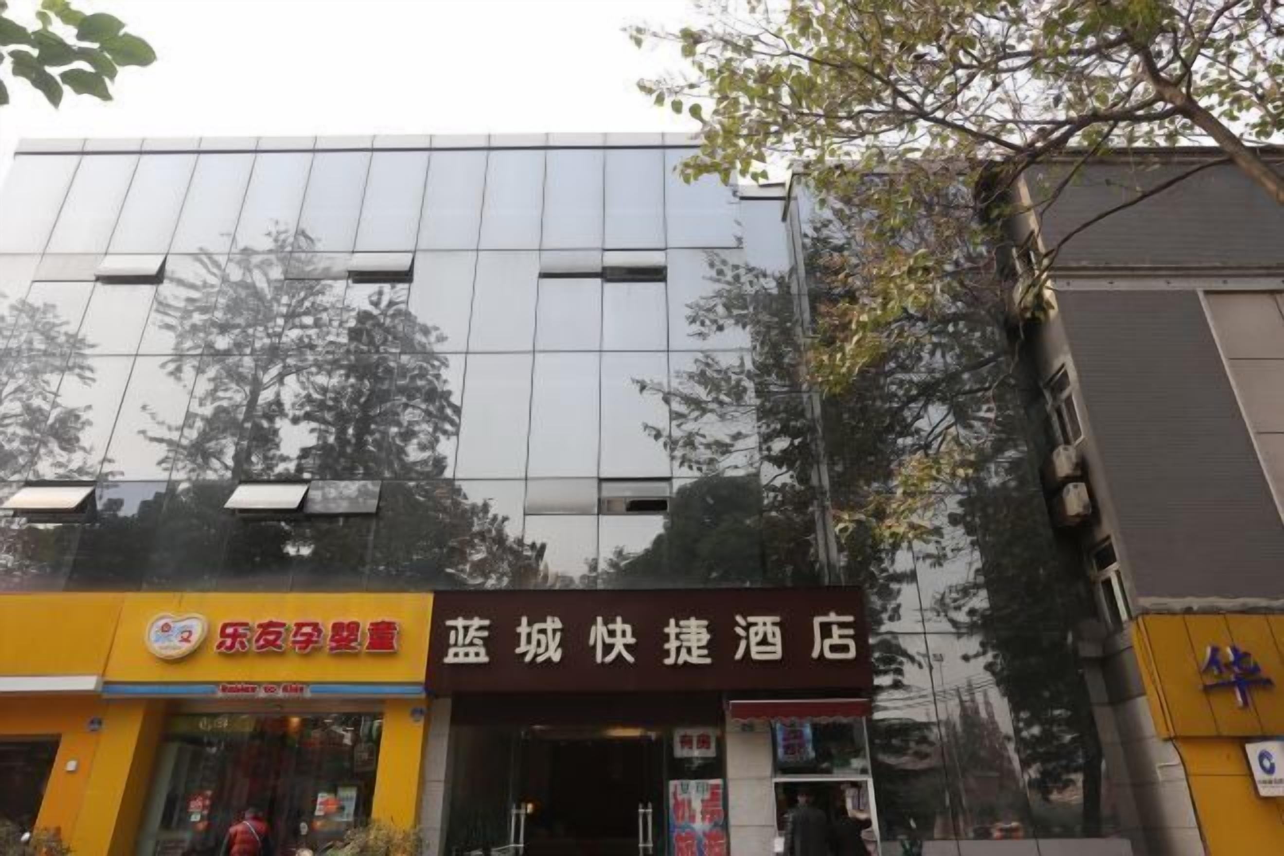 A building with a sign for "Blue City Fast Hotel".