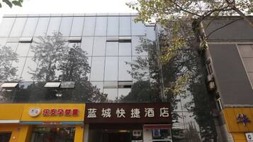 A building with a sign for "Blue City Fast Hotel".