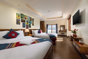 华丽客房, 多张床, 无烟房, 山景 | 高档床上用品、羽绒被、记忆海绵床垫、办公桌