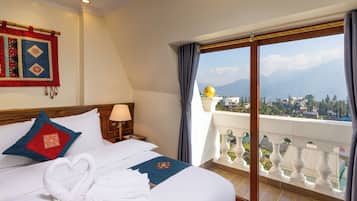Phòng đôi Deluxe, 1 giường cỡ queen, không hút thuốc, quang cảnh núi | Bộ đồ giường cao cấp, chăn bông, nệm cao su hoạt tính (memory foam)