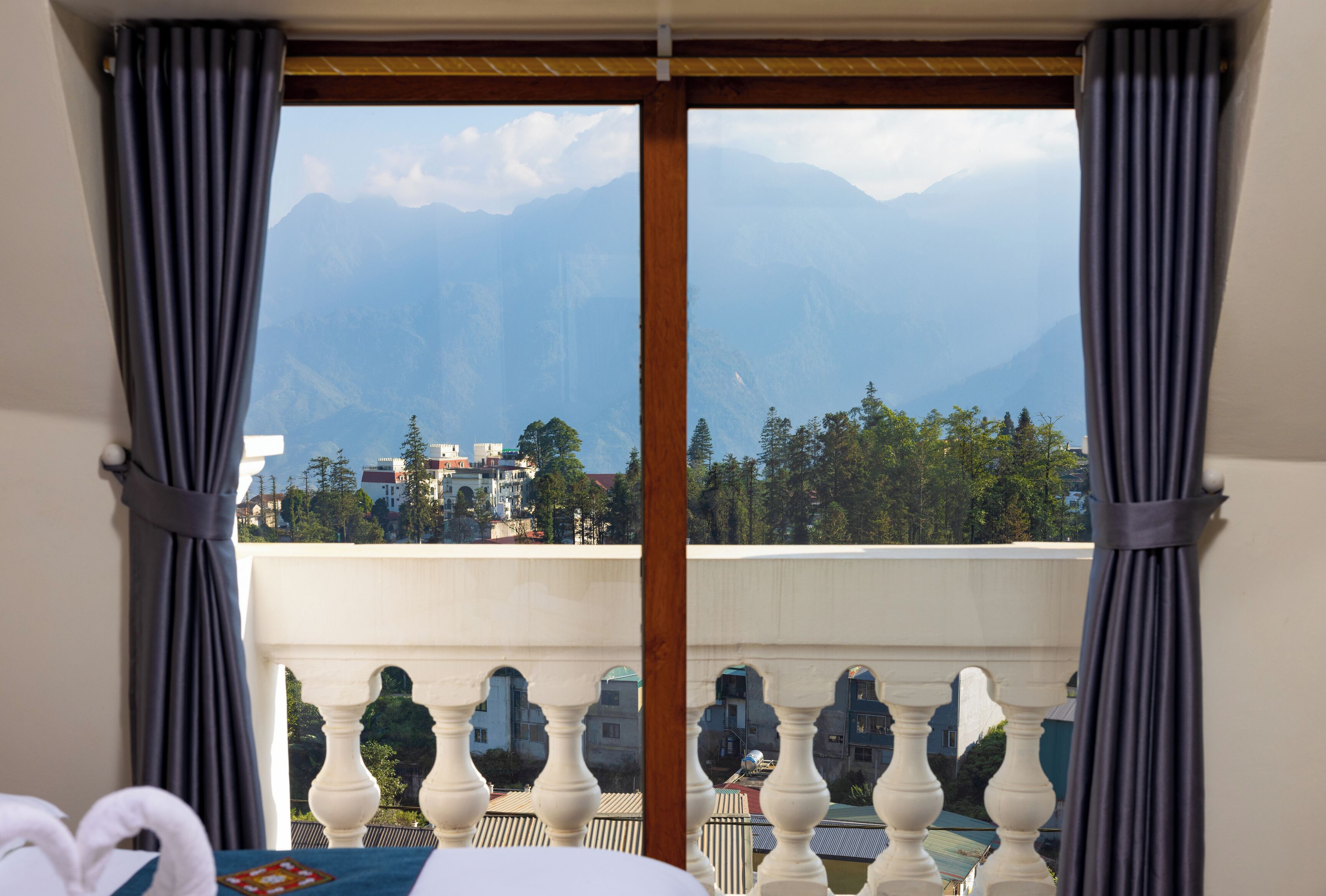 Deluxe Double Room, 1 Queen Bed, Non Smoking, Mountain View | Premium bedding, down comforters, memory foam beds, desk