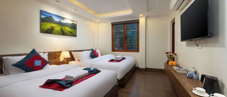 Kamar Double Deluks, Beberapa Tempat Tidur, pemandangan kota | Seprai premium, selimut bulu angsa, busa memori, dan meja kerja