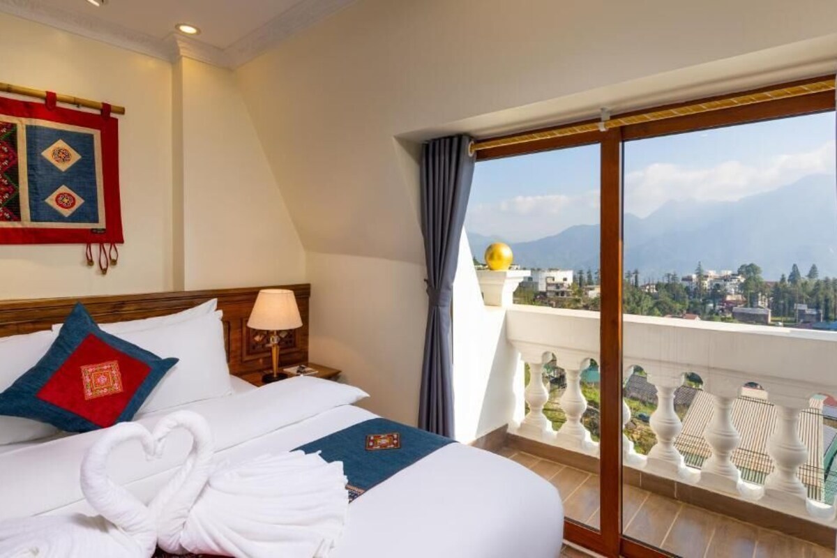 Premium bedding, down comforters, memory foam beds, desk