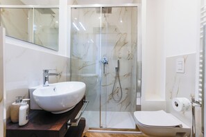 Regadera, secadora de cabello, bidet, toallas 