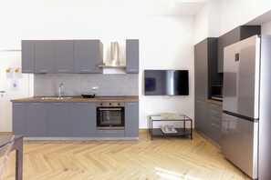 Réfrigérateur, micro-ondes, four, plaque de cuisson