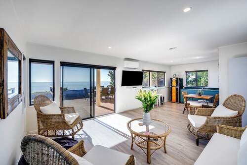 Coastal Embrace - Te Awanga Seaview Escape