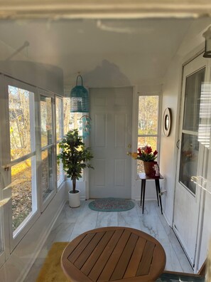 Interior - Beautifully furnished 3-bedroom home located half a mile from Hillsdale College (Hillsdale)