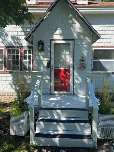 Beautifully furnished 3-bedroom home located half a mile from Hillsdale College 