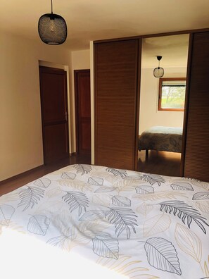 4 Schlafzimmer, Schreibtisch, Bügeleisen/Bügelbrett, kostenloses WLAN