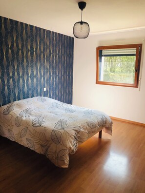 4 slaapkamers, een bureau, een strijkplank/strijkijzer, gratis wifi