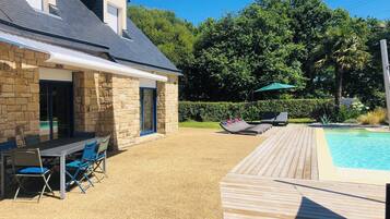 Een buitenzwembad en een verwarmd zwembad