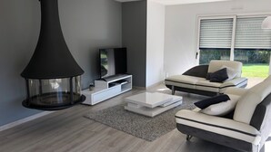 TV, fireplace, ping pong - Golfe du Morbihan , A 5 mn de Vannes , Belle Maison Avec Piscine (Saint-Avé)