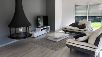 Televisie, een open haard en een tafeltennistafel