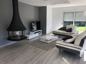 Fernseher, Kamin, Tischtennisplatte