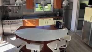 Coffee/tea maker, fridge, microwave, oven - Golfe du Morbihan , A 5 mn de Vannes , Belle Maison Avec Piscine (Saint-Avé)