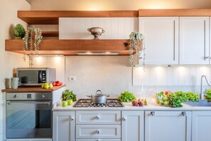 Kühlschrank, Mikrowelle, Ofen, Geschirrspüler