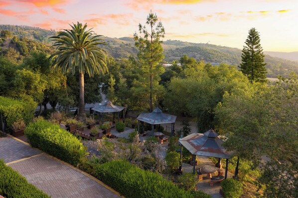 Outdoor dining - Keys Creek Main House by Avantstay Luxury 9bdr Estate (Valley Center)