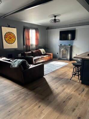 Smart TV y chimenea 
