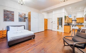 1 bedroom, iron/ironing board, WiFi, bed sheets - Spacious Bright Studio in Romantic Notting Hill (London)