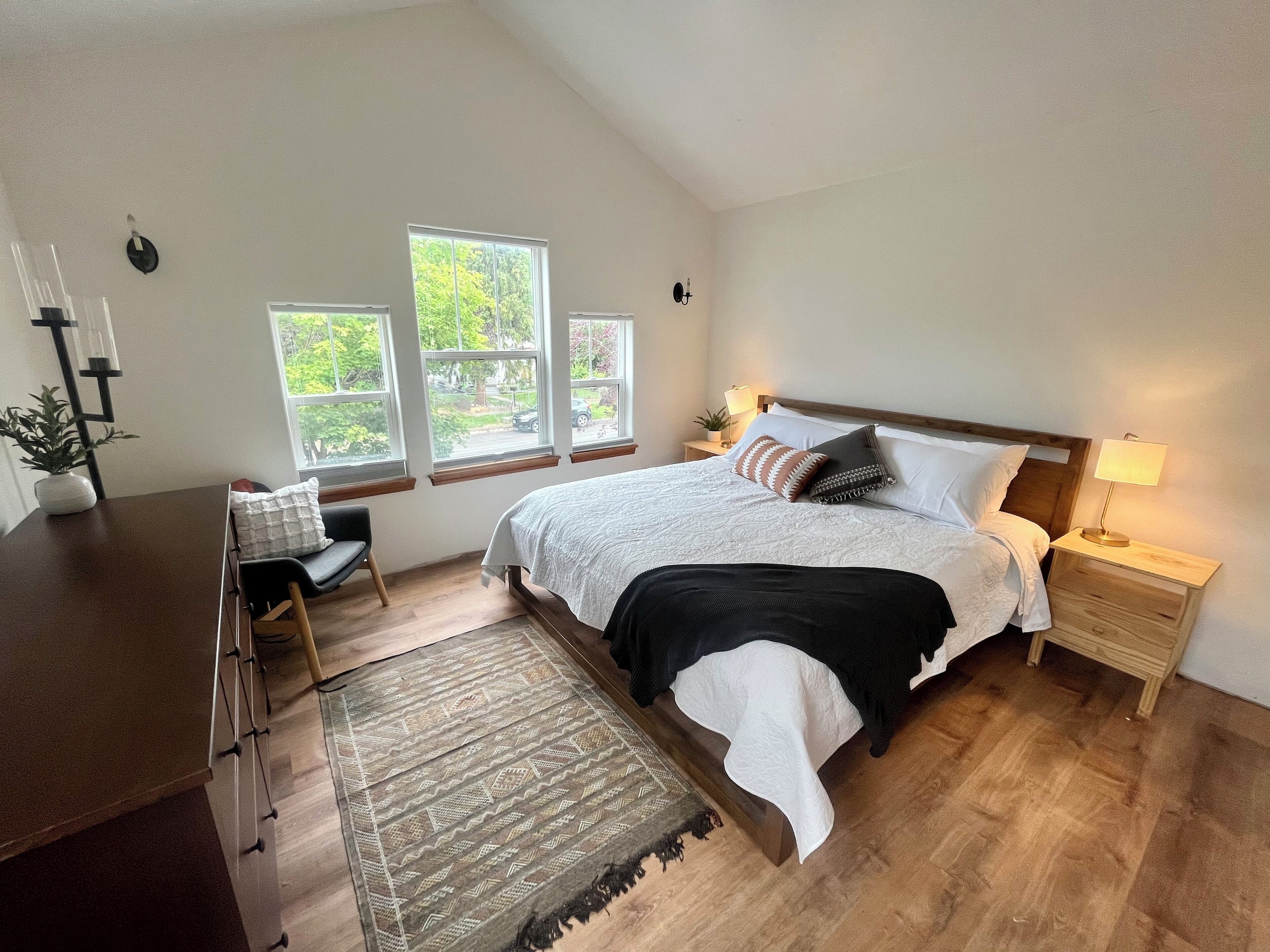 2 chambres, bureau, fer et planche à repasser, lit parapluie