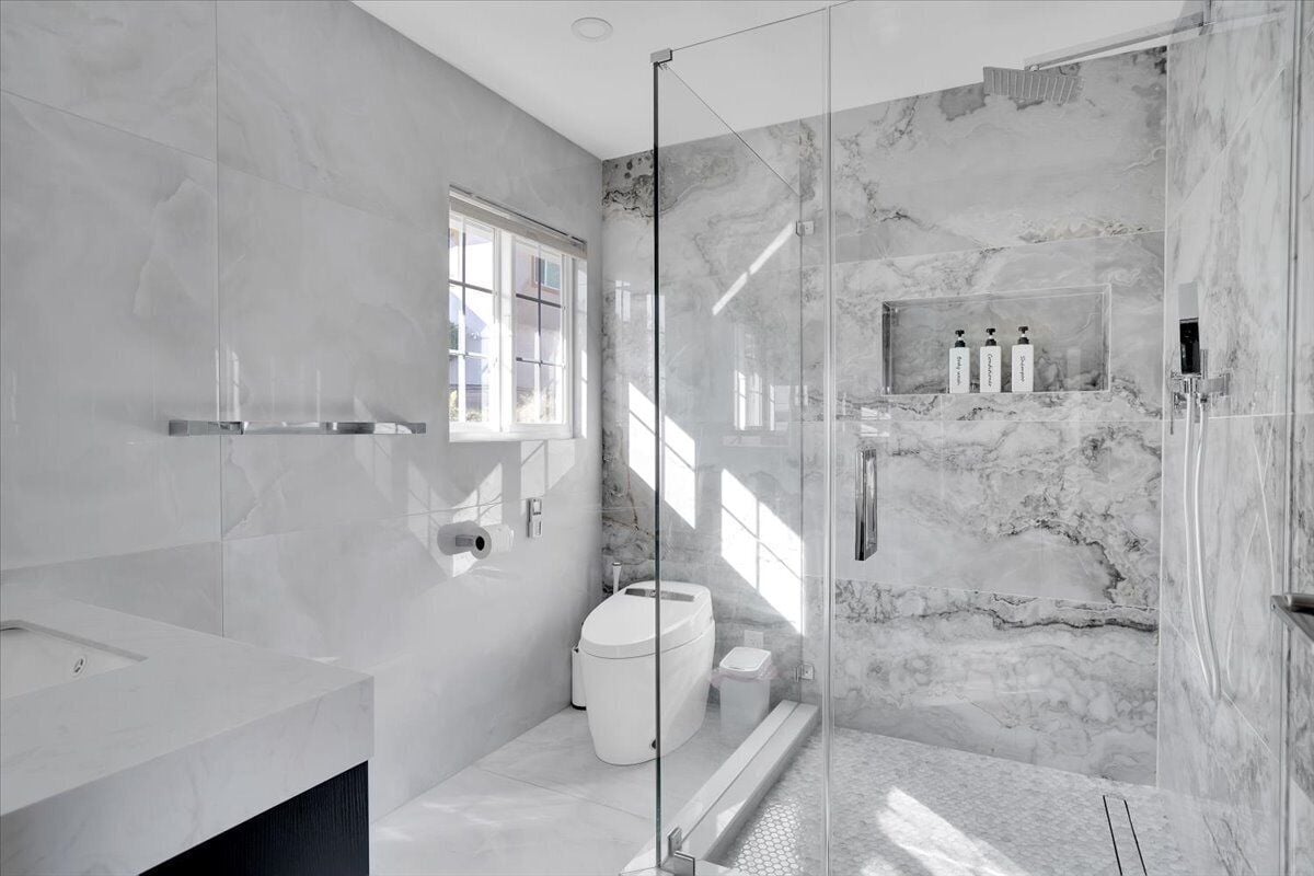 Douche, sèche-cheveux