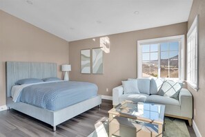 1 bedroom, WiFi - Luxury Studio with Lake Views and Spacious Balcony (Spring Valley)