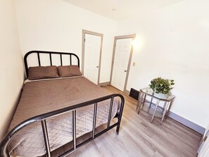 1 bedroom, WiFi, bed sheets - Downtown Urban Haven (Lansing)