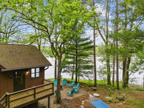 Charming Lakeside Escape on Peaceful Nature Lake