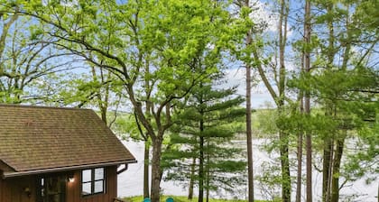 Charming Lakeside Escape on Peaceful Nature Lake