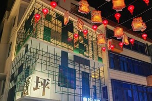 A building with scaffolding and a sign with Chinese characters. - City Comfort Hotel (Ningde Jiaocheng District Government Branch) (Ningde)