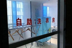A room with a window, a drying rack, and a washing machine. - City Comfort Hotel (Ningde Jiaocheng District Government Branch) (Ningde)