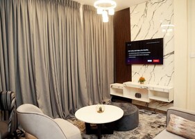 Apartamento real, vista para a cidade | Área de estar